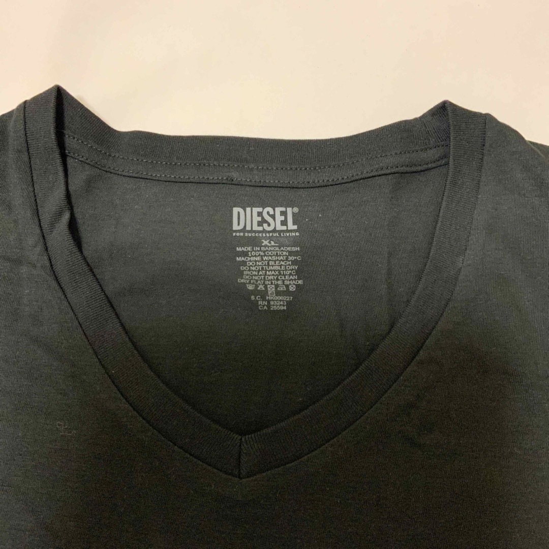 DIESEL(ディーゼル)の洗練されたデザイン　DIESEL　Vネック　ブラック/グレー　2枚セット　XXL メンズのトップス(Tシャツ/カットソー(半袖/袖なし))の商品写真