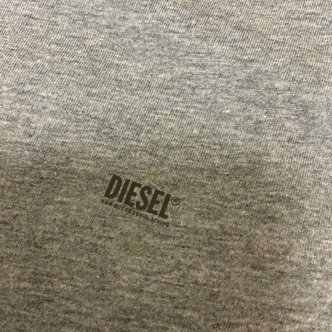 DIESEL(ディーゼル)の洗練されたデザイン　DIESEL　Vネック　ブラック/グレー　2枚セット　XXL メンズのトップス(Tシャツ/カットソー(半袖/袖なし))の商品写真