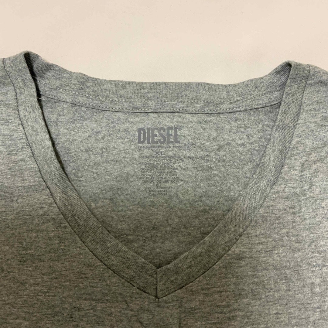 DIESEL(ディーゼル)の洗練されたデザイン　DIESEL　Vネック　ブラック/グレー　2枚セット　XL メンズのトップス(Tシャツ/カットソー(半袖/袖なし))の商品写真