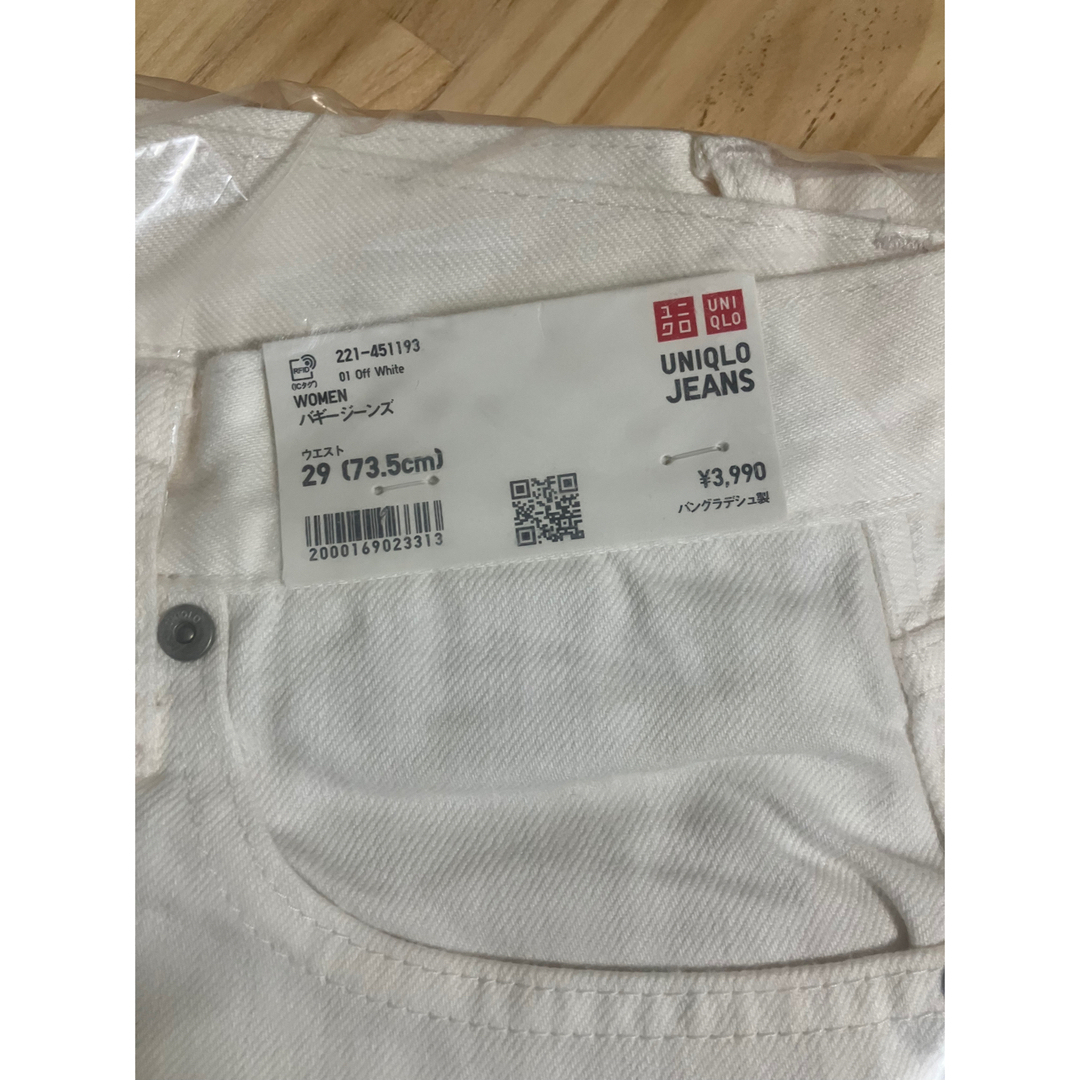 UNIQLO(ユニクロ)の【希少】新品　ユニクロ　バギージーンズ　ウエスト29  オフ　ホワイト レディースのパンツ(デニム/ジーンズ)の商品写真