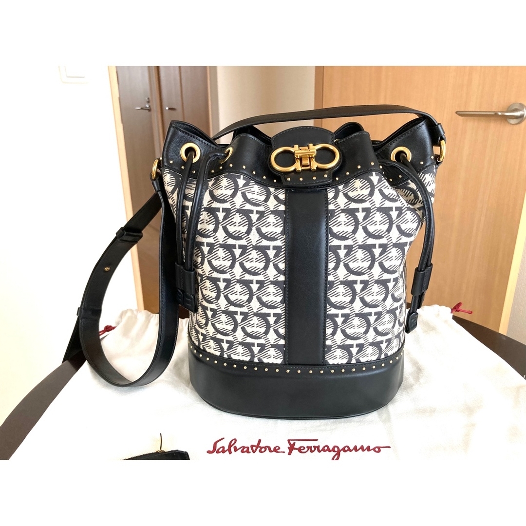 Salvatore Ferragamo(サルヴァトーレフェラガモ)の極美品⭐︎サルバトーレフェラガモ　巾着　ショルダーバッグ レディースのバッグ(ショルダーバッグ)の商品写真