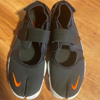 ナイキ(NIKE)のNIKE エアリフト　ブラック×オレンジ　25cm(サンダル)