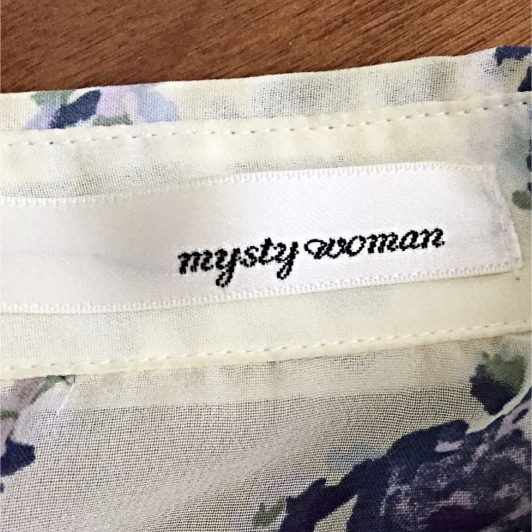 mysty woman(ミスティウーマン)のmysty woman ノースリーブブラウス　花柄 レディースのトップス(シャツ/ブラウス(半袖/袖なし))の商品写真