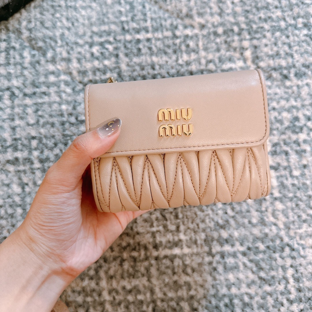 miumiu マトラッセ 折り財布 - 折り財布