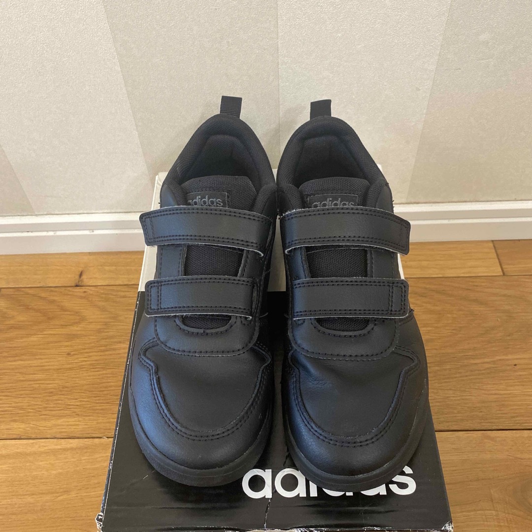 adidas(アディダス)のadidas スニーカー　ベルクロ　ブラック　21.5cm  キッズ/ベビー/マタニティのキッズ靴/シューズ(15cm~)(スニーカー)の商品写真