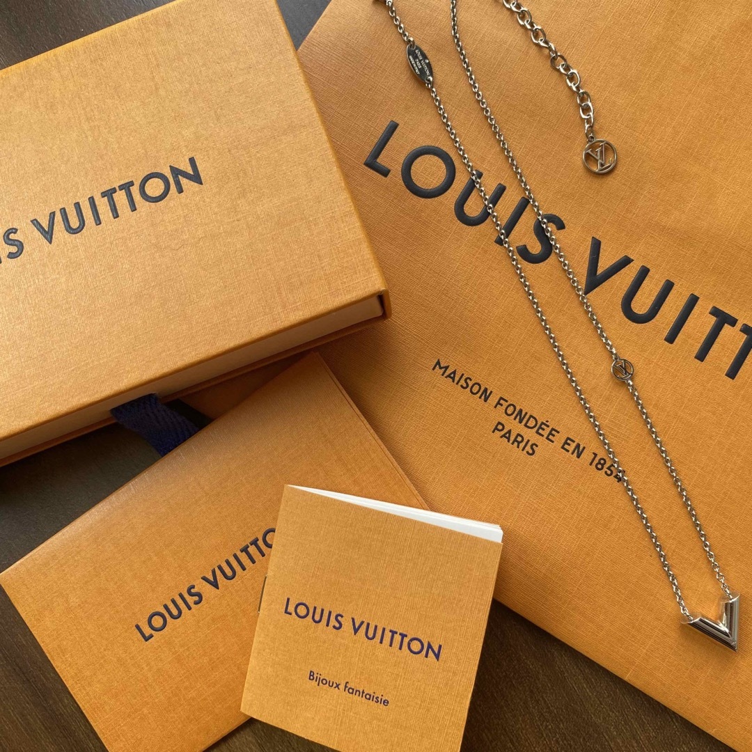 LOUIS VUITTON Vロゴネックレス 送込アクセサリー