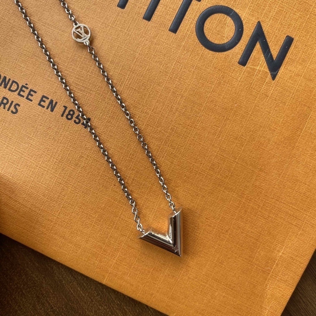 LOUIS VUITTON Vロゴ ネックレス 送込-