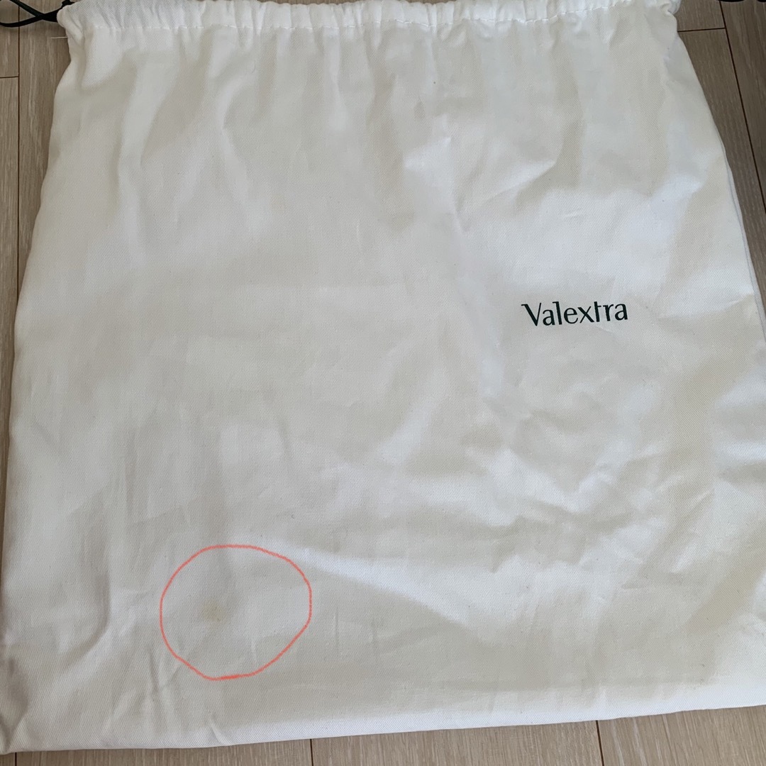 Valextra(ヴァレクストラ)のmilly様専用　極美品　valextra イジィデミディアム　オイスターグレー レディースのバッグ(ハンドバッグ)の商品写真