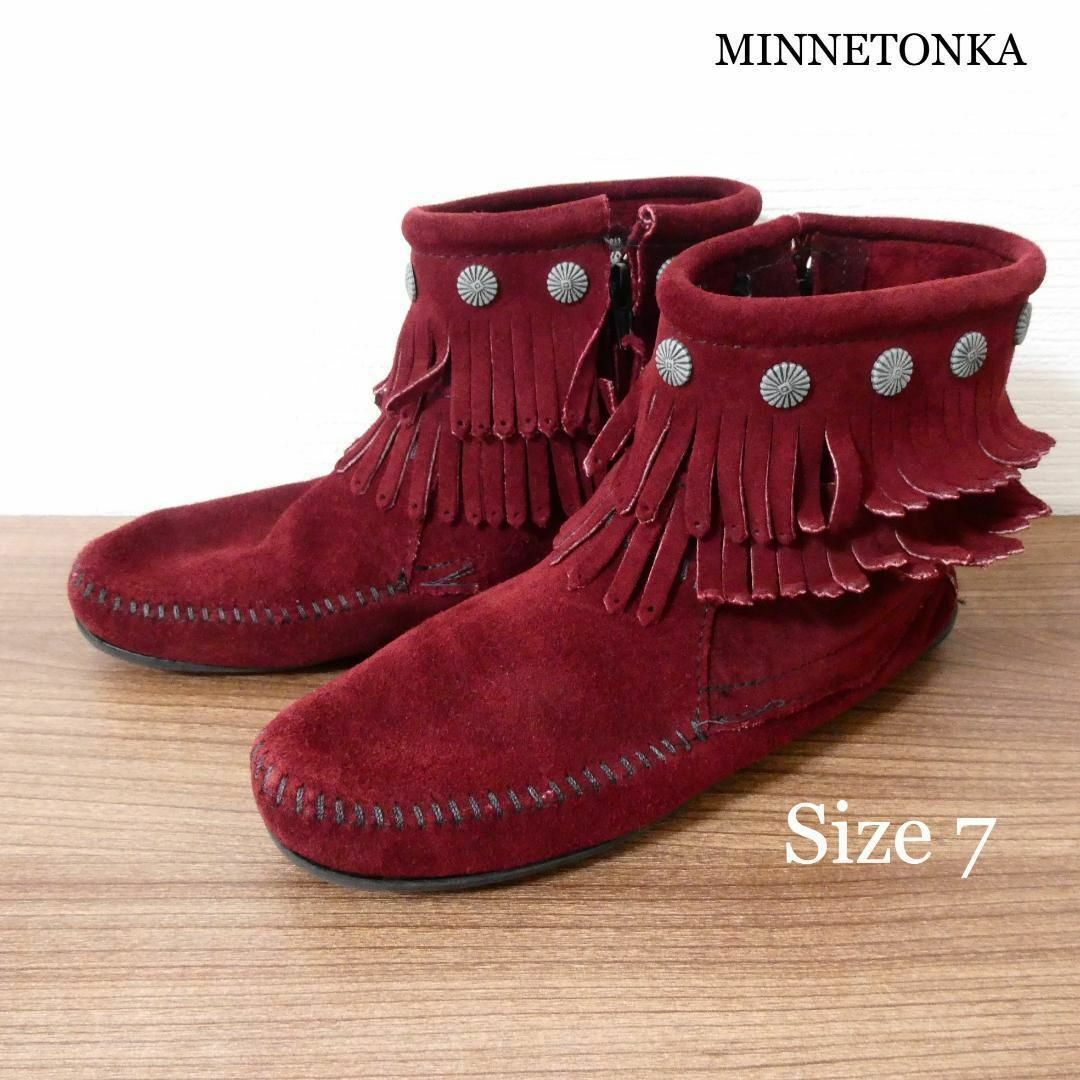 Minnetonka(ミネトンカ)のミネトンカ コンチョ フリンジ スエード ショートブーツ モカシン ボルドー 7 レディースの靴/シューズ(ブーツ)の商品写真