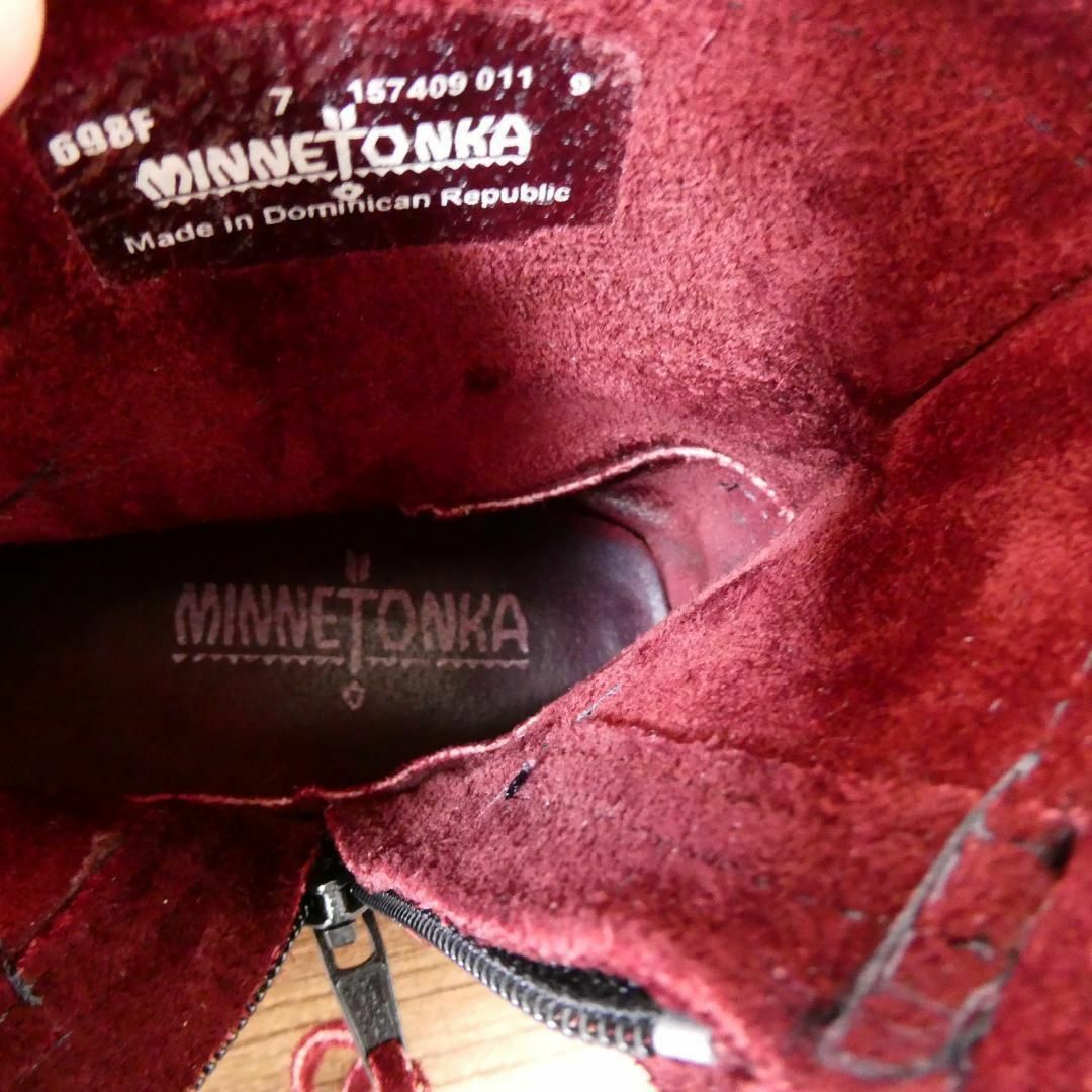 Minnetonka(ミネトンカ)のミネトンカ コンチョ フリンジ スエード ショートブーツ モカシン ボルドー 7 レディースの靴/シューズ(ブーツ)の商品写真