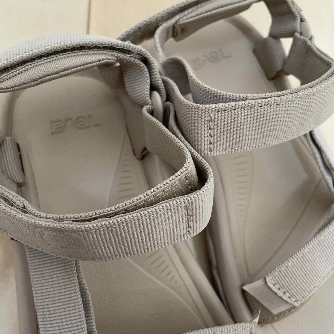 Teva(テバ)のテバ　ハリケーン　ベージュ　23cm レディースの靴/シューズ(サンダル)の商品写真