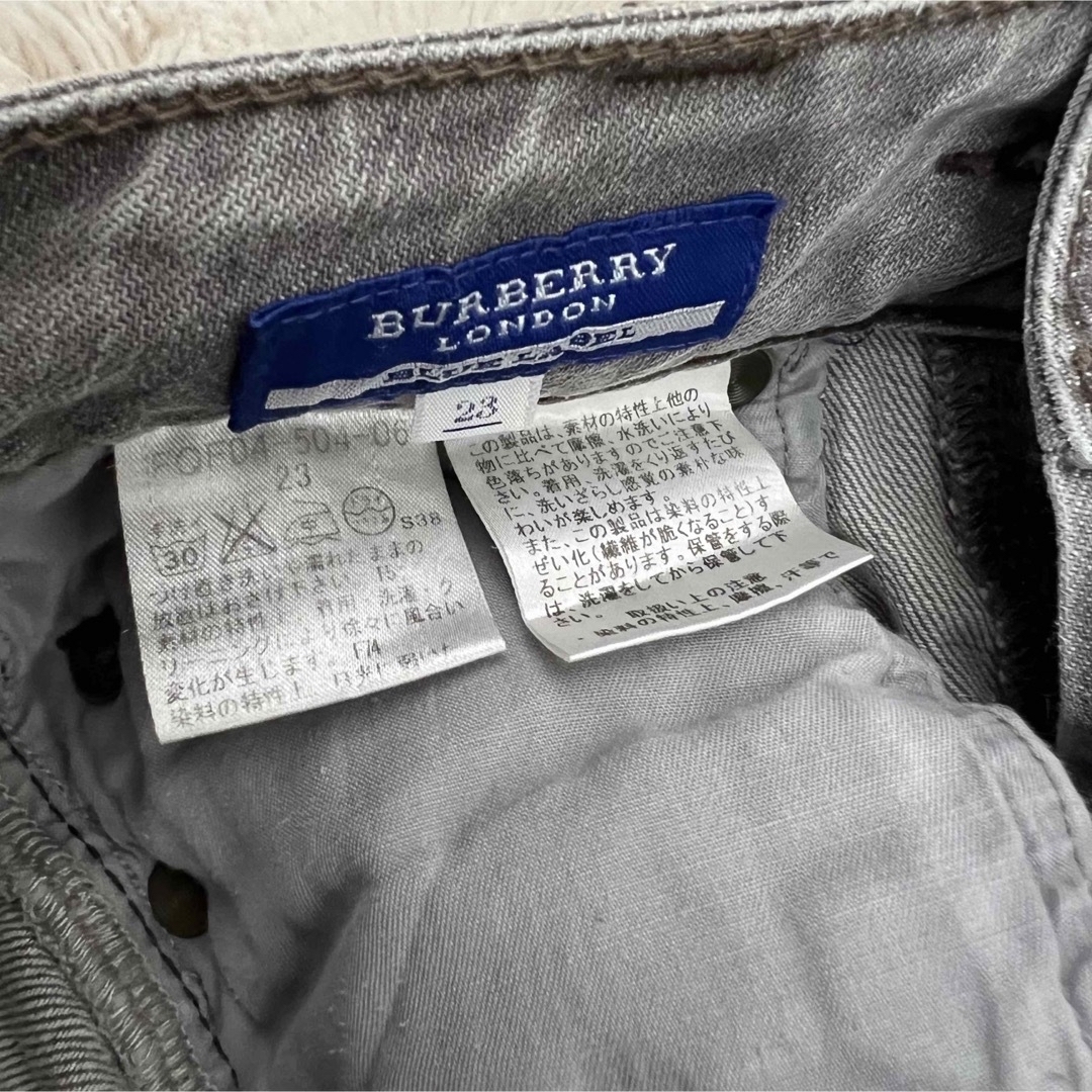 BURBERRY BLUE LABEL(バーバリーブルーレーベル)のBURBERRY LONDONバーバリーロンドンブルーレーベル　デニムパンツ23 レディースのパンツ(デニム/ジーンズ)の商品写真