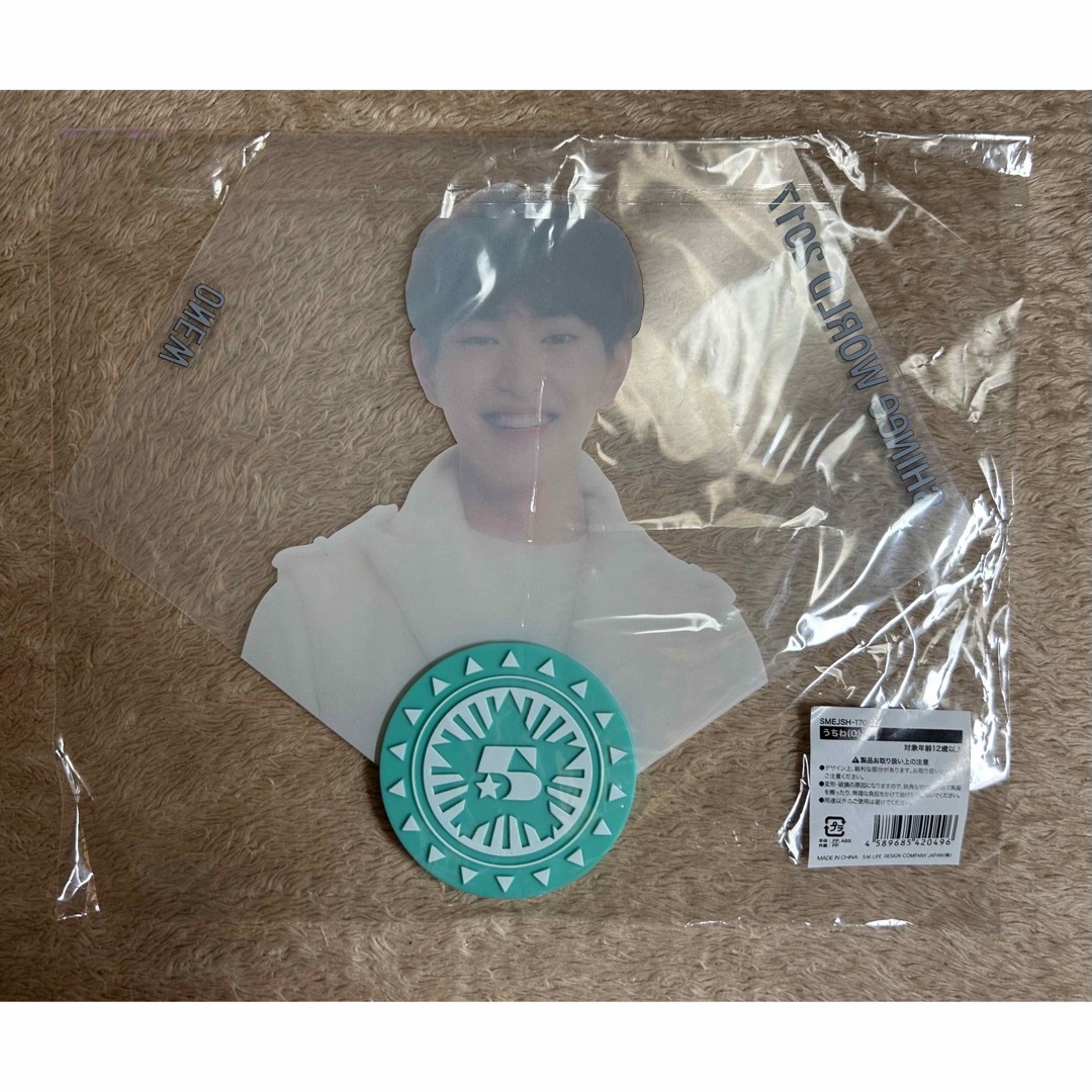 SHINee(シャイニー)の【新品未使用】SHINee FIVE うちわ オニュ ONEW エンタメ/ホビーのタレントグッズ(アイドルグッズ)の商品写真