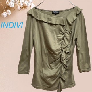 インディヴィ(INDIVI)のINDIVI インディビィ　小さいサイズ　カーキー色　フリルTシャツ(Tシャツ(長袖/七分))
