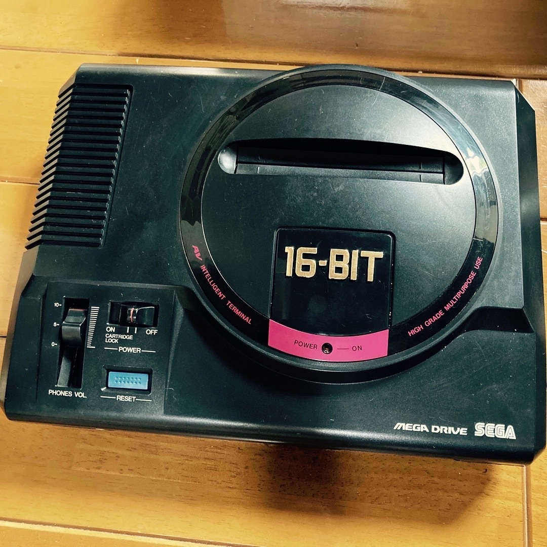 SEGA(セガ)のメガドライブ（初代後期）+メガCD+コントローラ エンタメ/ホビーのゲームソフト/ゲーム機本体(家庭用ゲーム機本体)の商品写真