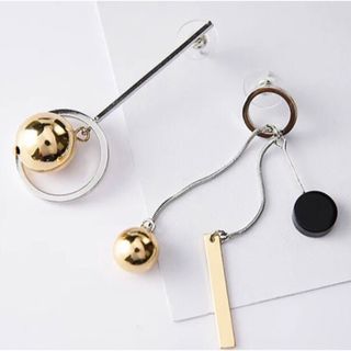 【新品送料無料❗️】アシンメトリー ピアス アクセサリー ゴールド ブラック(ピアス)