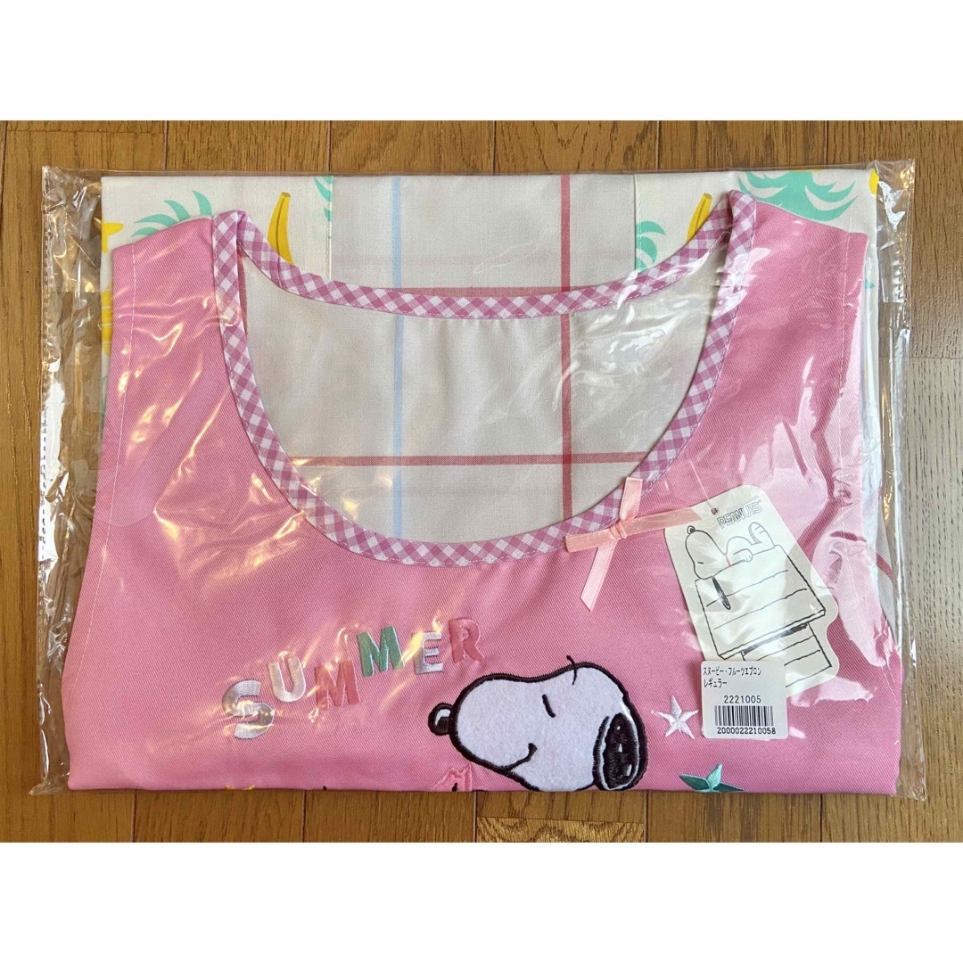 SNOOPY(スヌーピー)の保育士エプロン　キャラクターエプロン　スヌーピー　【新品・タグ付き】 エンタメ/ホビーのおもちゃ/ぬいぐるみ(キャラクターグッズ)の商品写真