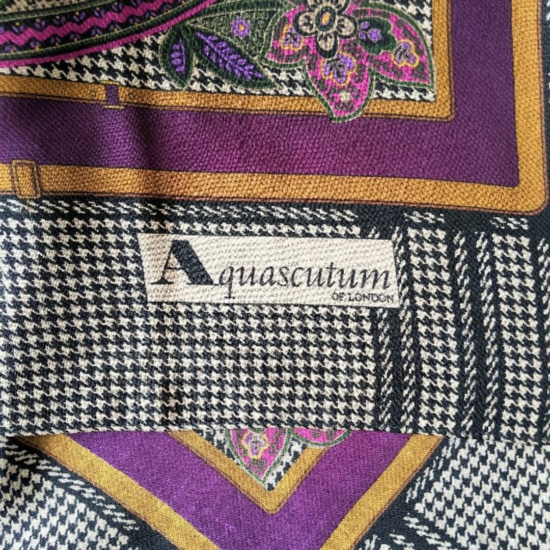 AQUA SCUTUM(アクアスキュータム)のアクアスキュータム　大判ストール　ペイズリー×千鳥格子　美品　125㎝ 正方形 レディースのファッション小物(ストール/パシュミナ)の商品写真