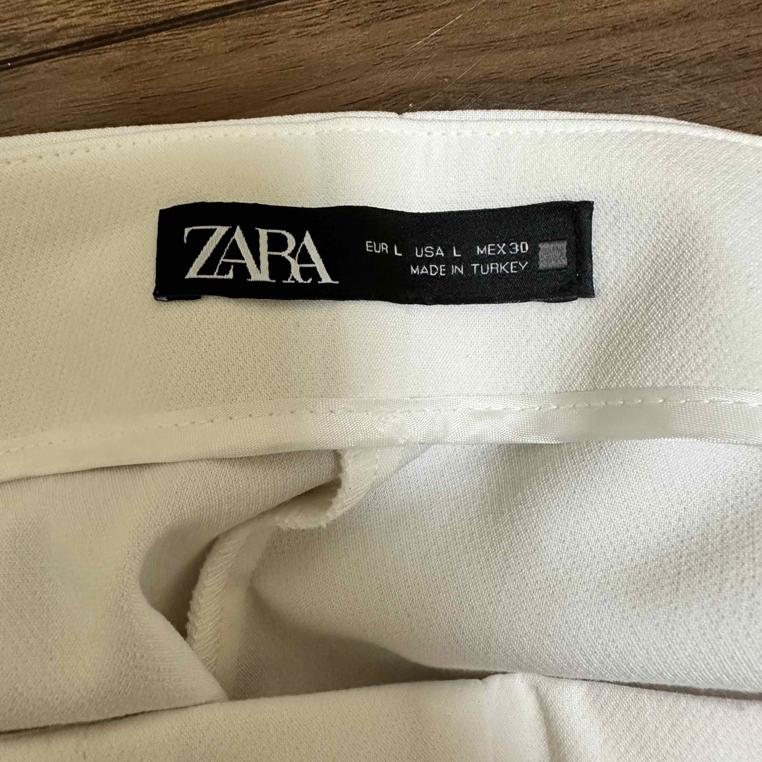 ZARA(ザラ)のZARA ショートパンツ　ホワイト レディースのパンツ(ショートパンツ)の商品写真