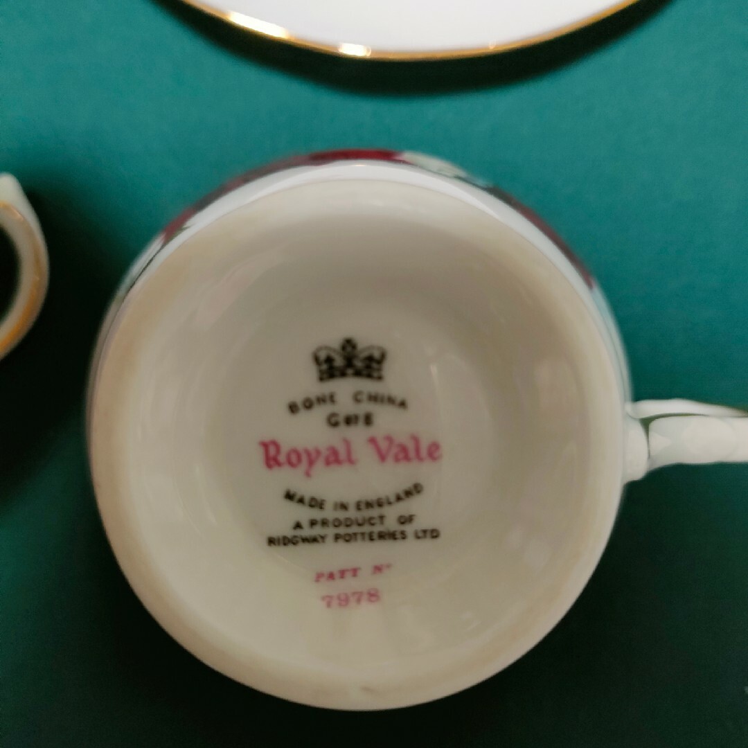 Royal Vale ロイヤルベール カップ＆ソーサー レッドローズ  2客 エンタメ/ホビーの美術品/アンティーク(陶芸)の商品写真