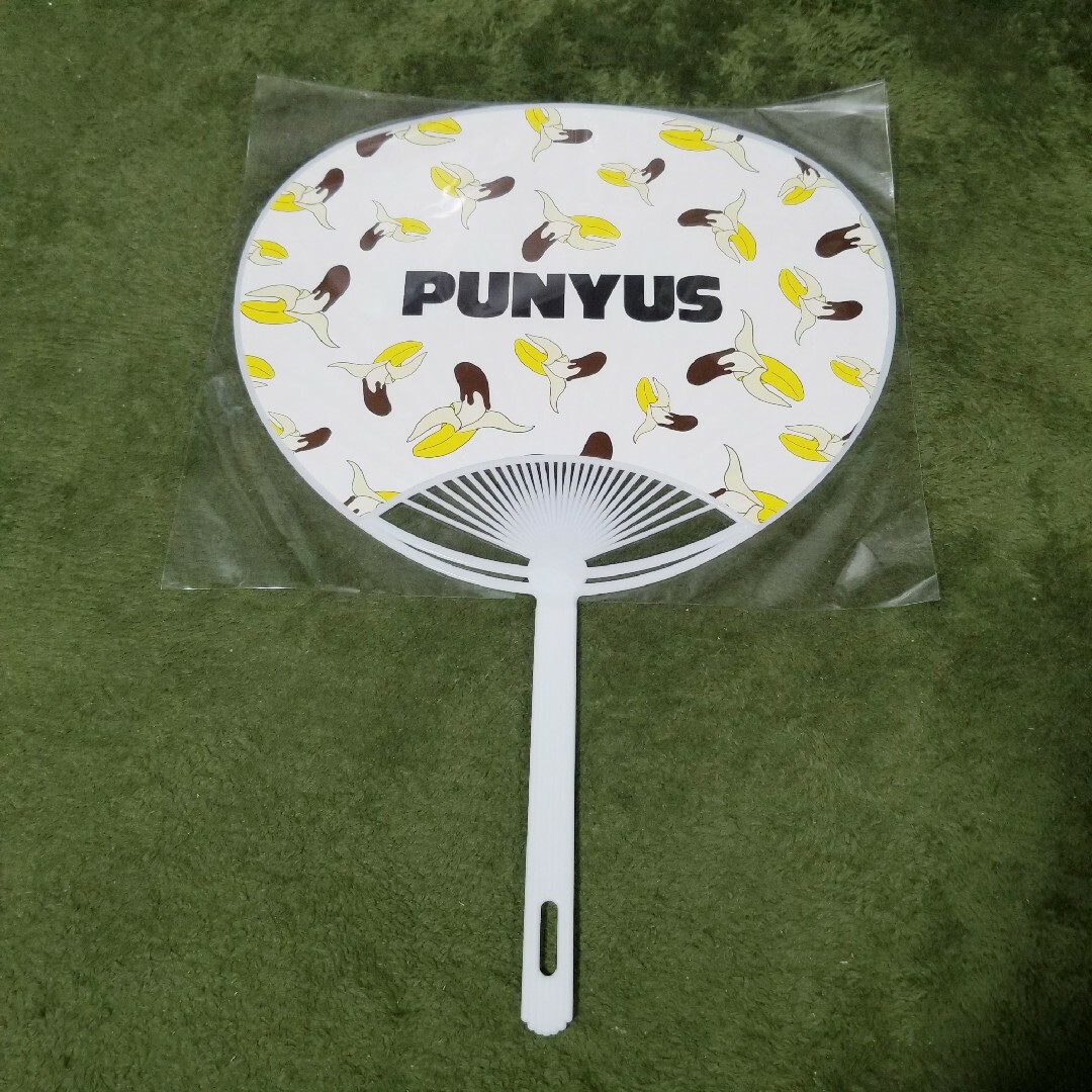 PUNYUS(プニュズ)の新品 punyus うちわ プニュズ ノベルティ チョコバナナ柄 総柄 エンタメ/ホビーのコレクション(ノベルティグッズ)の商品写真