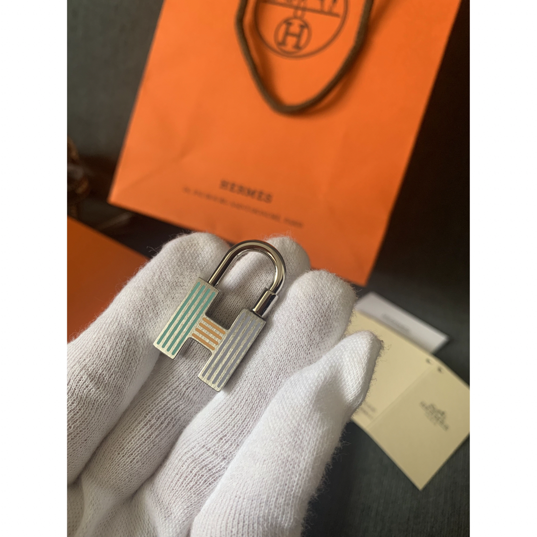 Hermes(エルメス)の【新品未使用】エルメス　クイズ　レインボー　カデナ　ブルー　新品 レディースのファッション小物(キーホルダー)の商品写真