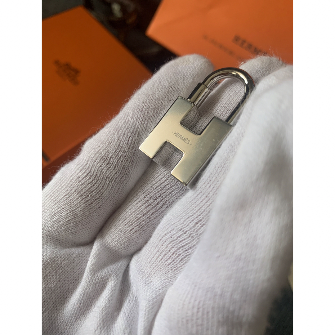 Hermes(エルメス)の【新品未使用】エルメス　クイズ　レインボー　カデナ　ブルー　新品 レディースのファッション小物(キーホルダー)の商品写真