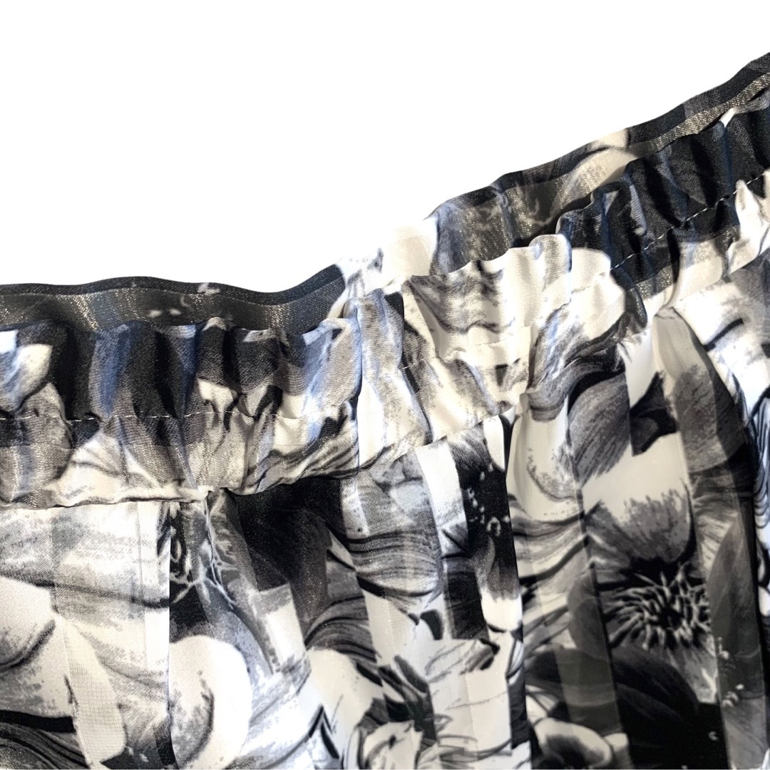 INDIVI(インディヴィ)の【美品】INDIVI インディヴィ　プリーツスカート　膝丈　白黒　5 花柄 レディースのスカート(ひざ丈スカート)の商品写真