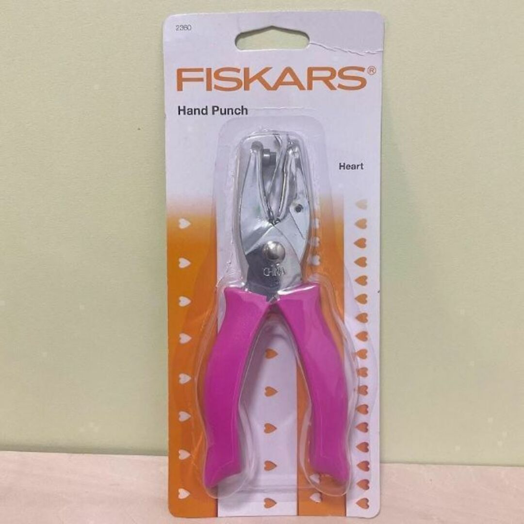 Fiskars ハート型 ハンドパンチ 15cm インテリア/住まい/日用品の文房具(はさみ/カッター)の商品写真