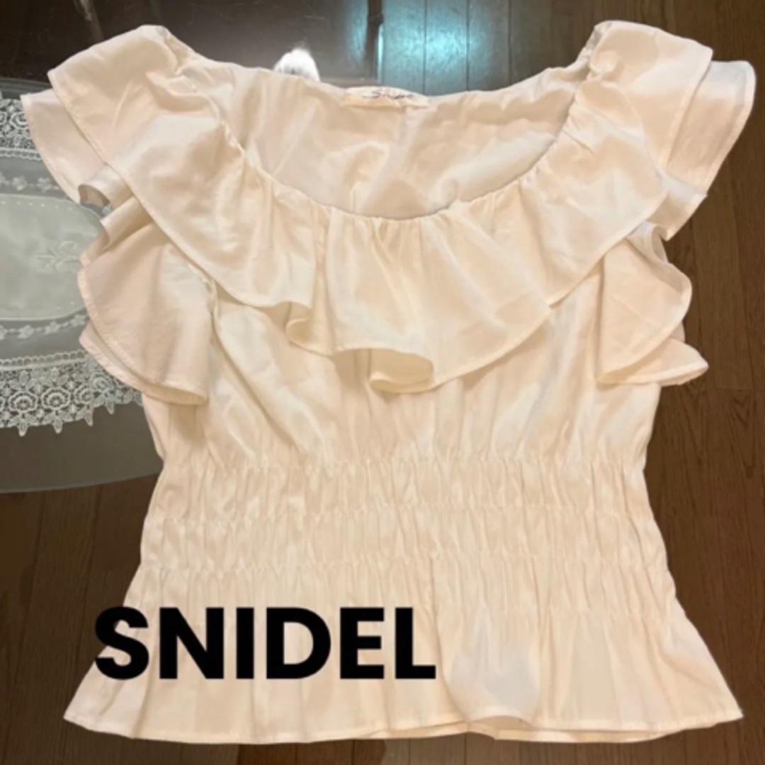 SNIDEL(スナイデル)のティアードフリルシャーリングトップス レディースのトップス(シャツ/ブラウス(半袖/袖なし))の商品写真