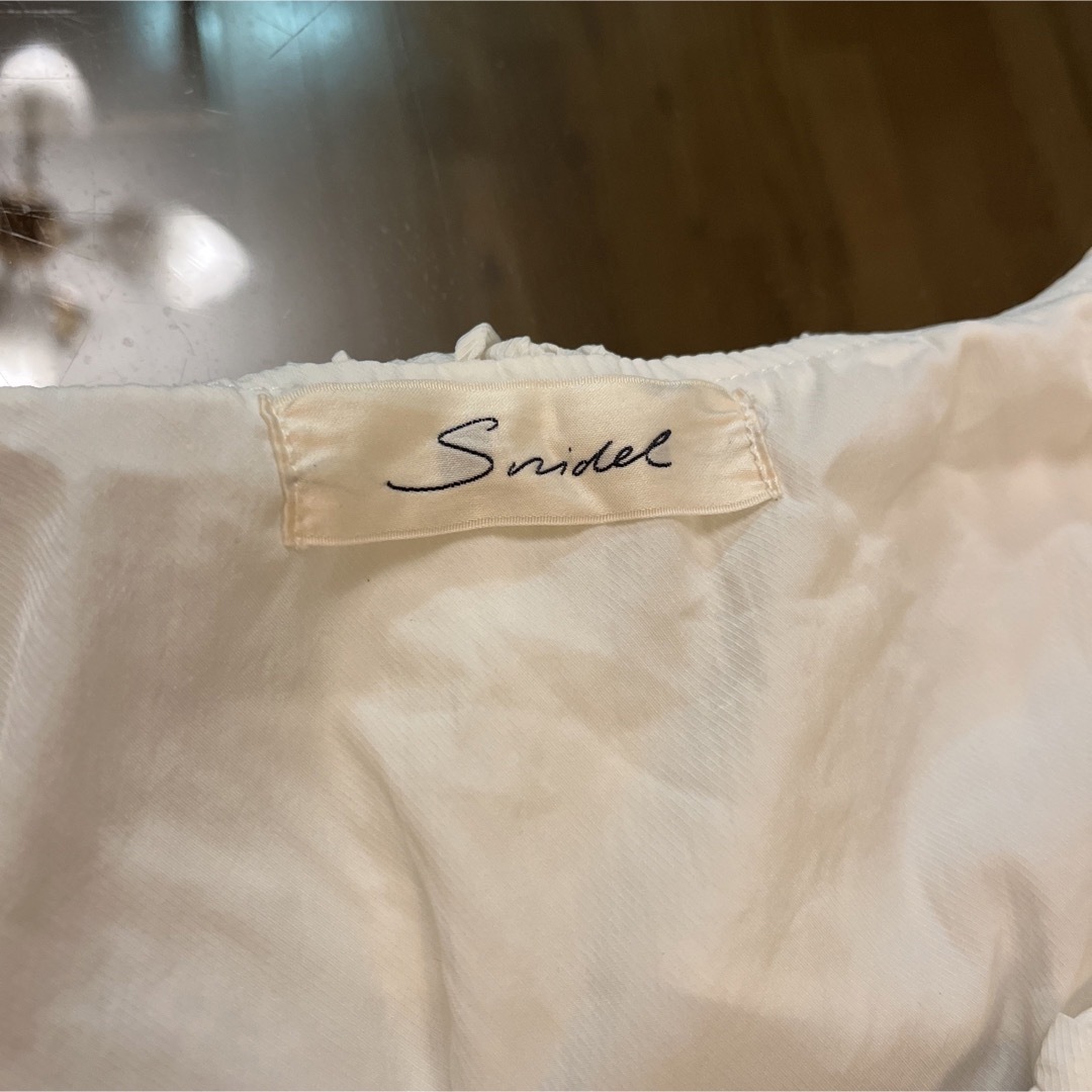 SNIDEL(スナイデル)のティアードフリルシャーリングトップス レディースのトップス(シャツ/ブラウス(半袖/袖なし))の商品写真