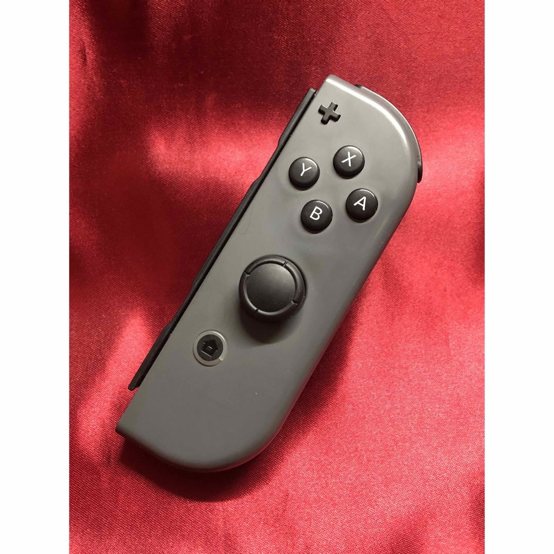 Nintendo Switch(ニンテンドースイッチ)の[安心保証]状態良品　純正ジョイコン　グレー　Ｒ エンタメ/ホビーのゲームソフト/ゲーム機本体(家庭用ゲーム機本体)の商品写真