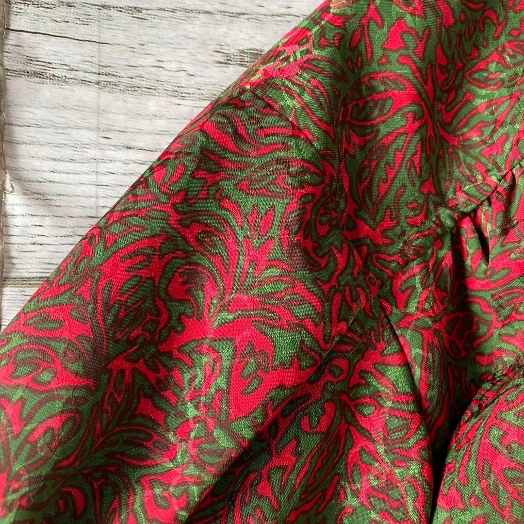 Yves Saint Laurent(イヴサンローラン)のイヴサンローランヴィンテージ光沢ブラウス羽織りパターン柄グリーン古着f レディースのトップス(シャツ/ブラウス(長袖/七分))の商品写真