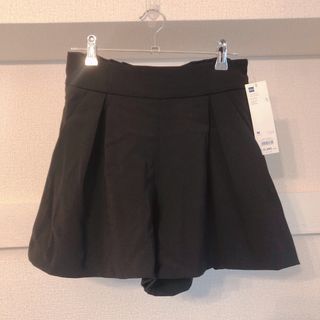 ジーユー(GU)のタグ付き新品 GU バッグジップショートパンツ 黒 M(ショートパンツ)