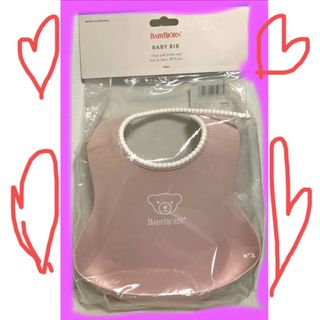 ベビービョルン(BABYBJORN)の人気色❤︎新品★ベビービョルン★スタイ　パウダーピンク(お食事エプロン)