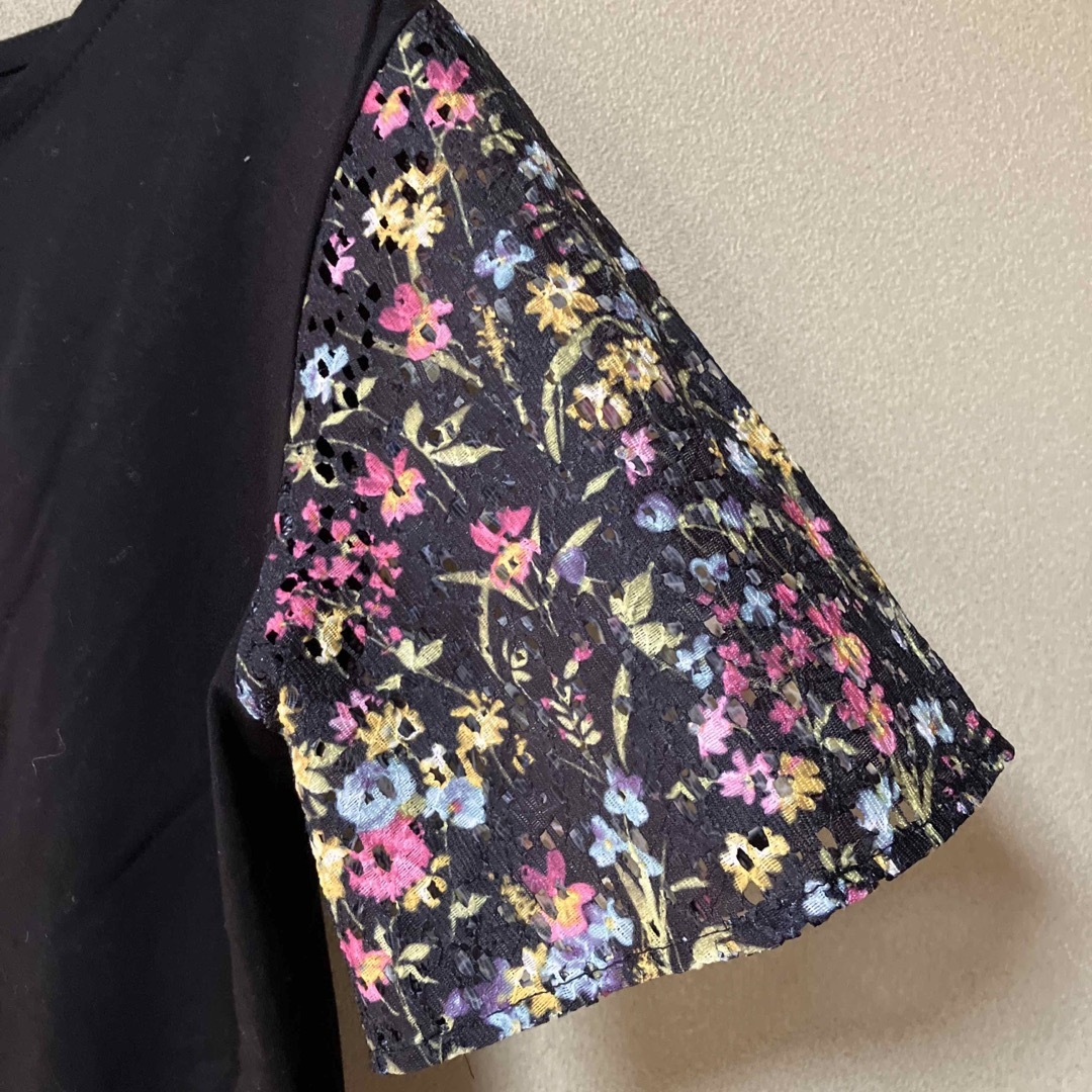 レディース　半袖Ｔシャツ　花柄　ブラック　M レディースのトップス(Tシャツ(半袖/袖なし))の商品写真