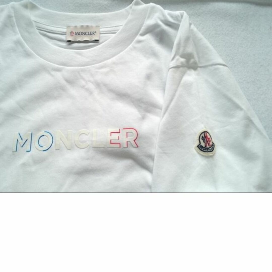 ●新品/正規品● MONCLER エンボス加工のロゴプリント入り Tシャツ