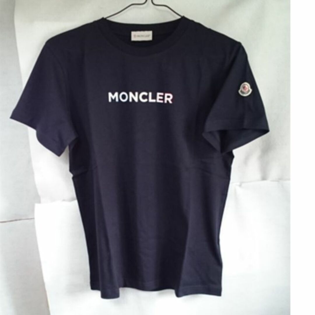 ●新品/正規品● MONCLER エンボス加工のロゴプリント入り Tシャツ