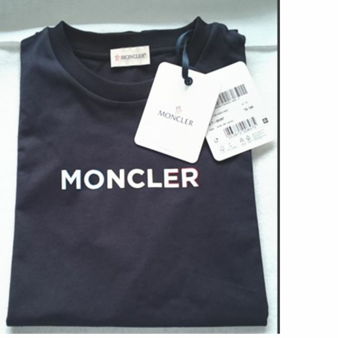 ●新品/正規品● MONCLER エンボス加工のロゴプリント入り Tシャツ