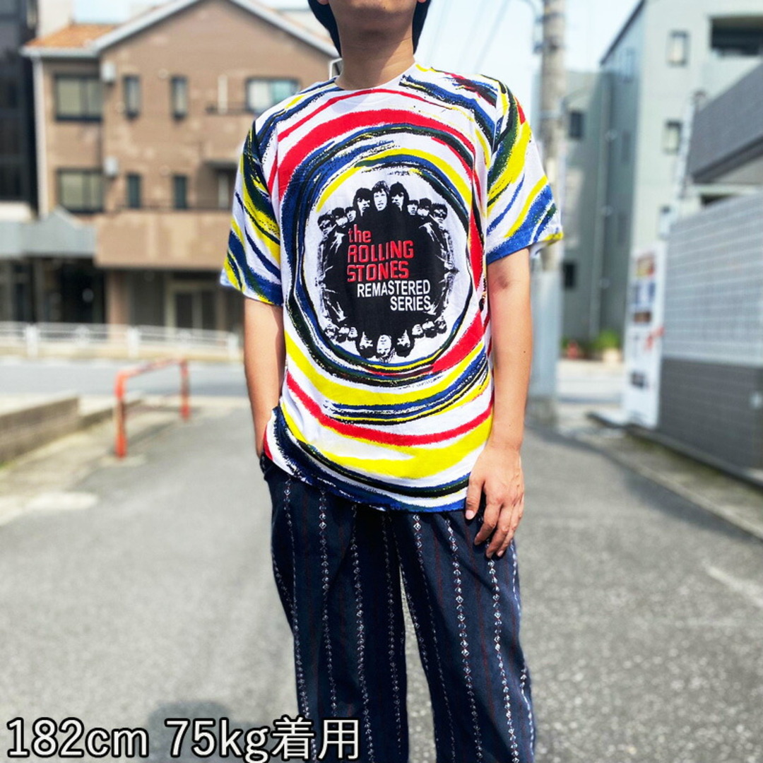 ローリング・ストーンズ Tシャツ 半袖 THE ROLLING STONES 総柄 マルチカラー バンド Tシャツ  サイズ：メンズ XL 相当  ビッグサイズ ホワイト×レッド×イエロー等【新品】 メンズのトップス(Tシャツ/カットソー(半袖/袖なし))の商品写真