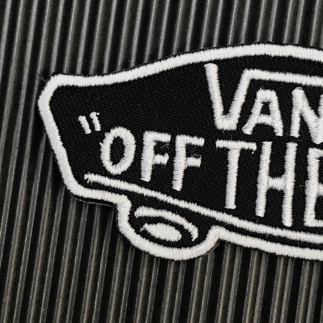 VANS(ヴァンズ)の黒×白 VANS OFF THE WALL バンズ ロゴ アイロンワッペン 55 自動車/バイクのバイク(装備/装具)の商品写真