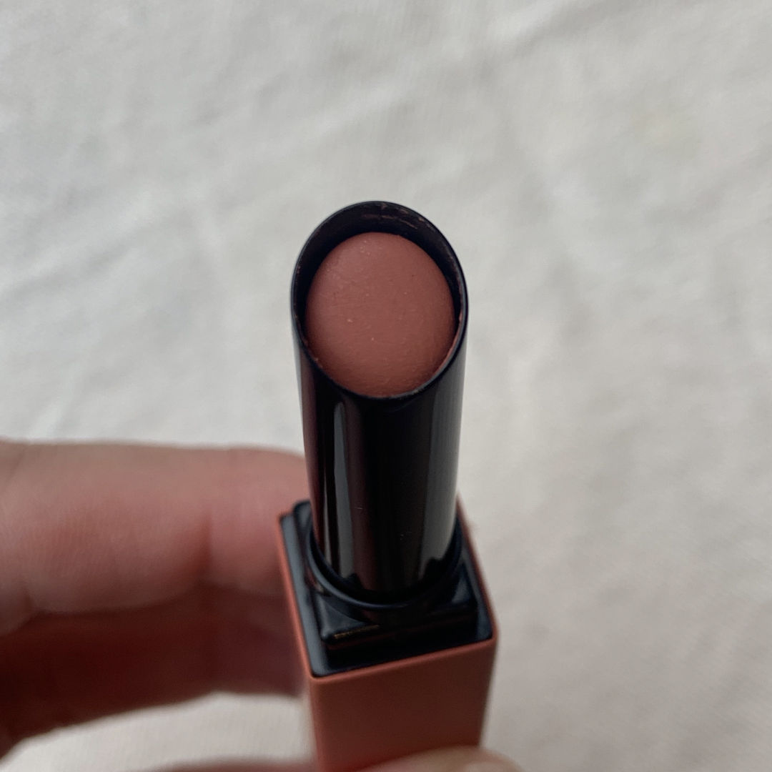 NARS(ナーズ)のNARS パワーマットリップスティック　121 コスメ/美容のベースメイク/化粧品(口紅)の商品写真