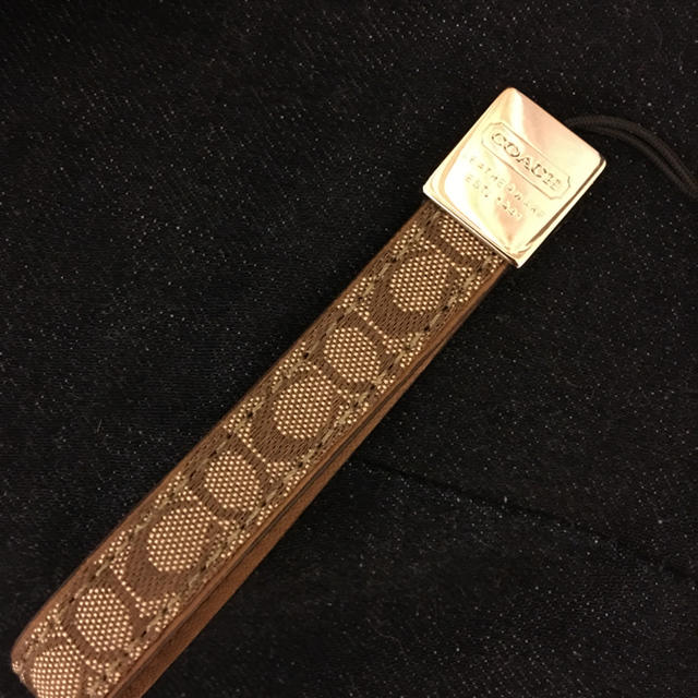 COACH(コーチ)のCOACH携帯ストラップ スマホ/家電/カメラのスマホアクセサリー(ストラップ/イヤホンジャック)の商品写真