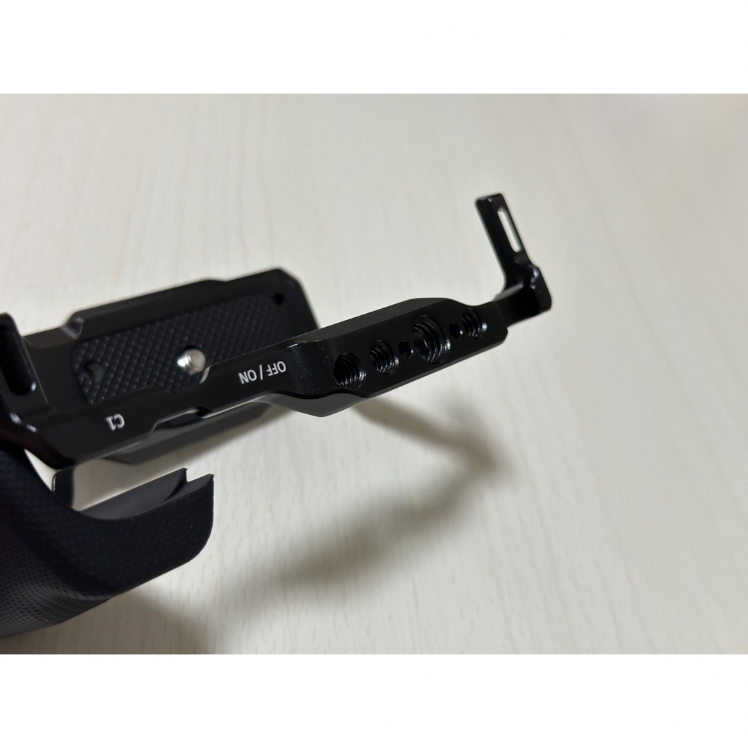 SmallRig ZV-E10用グリップ付きケージ スマホ/家電/カメラのカメラ(ミラーレス一眼)の商品写真
