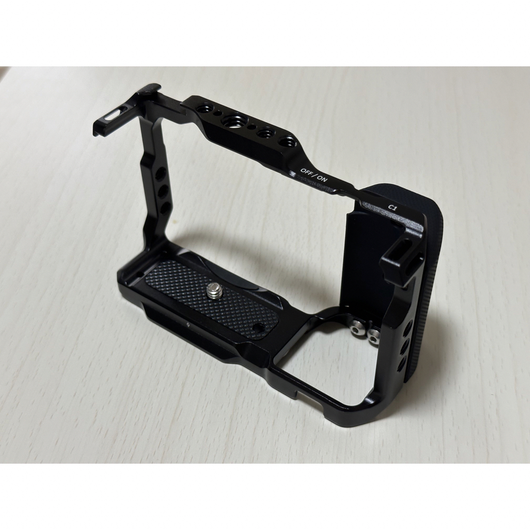 SmallRig ZV-E10用グリップ付きケージ スマホ/家電/カメラのカメラ(ミラーレス一眼)の商品写真