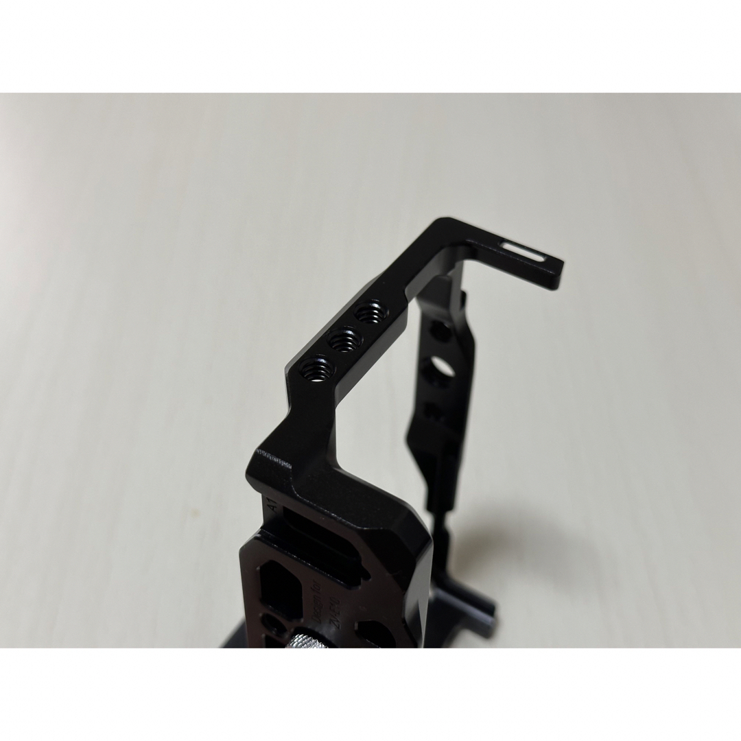 SmallRig ZV-E10用グリップ付きケージ スマホ/家電/カメラのカメラ(ミラーレス一眼)の商品写真