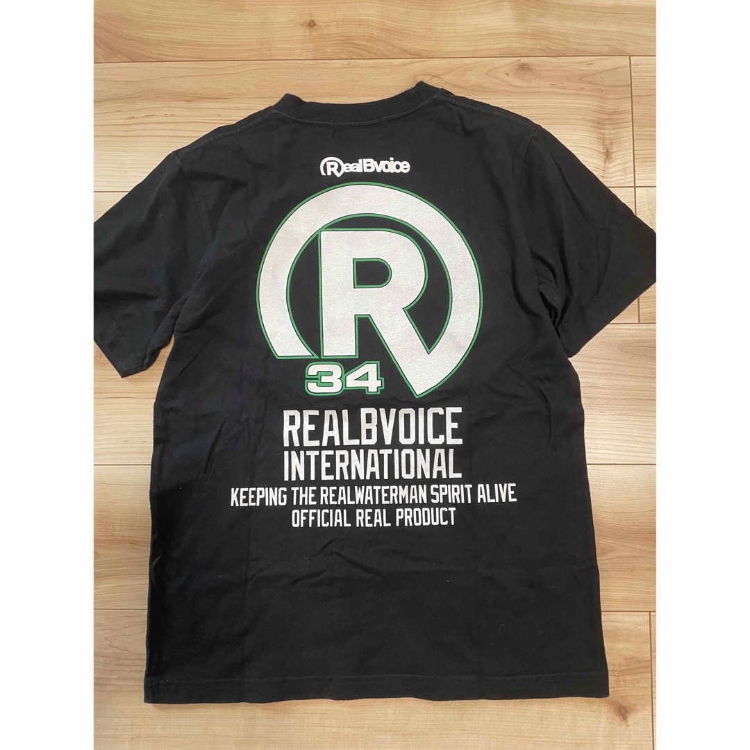 RealBvoice(リアルビーボイス)のリアルビーボイス　クルーネックt ロゴ　プリント　黒　ブラック メンズのトップス(Tシャツ/カットソー(半袖/袖なし))の商品写真