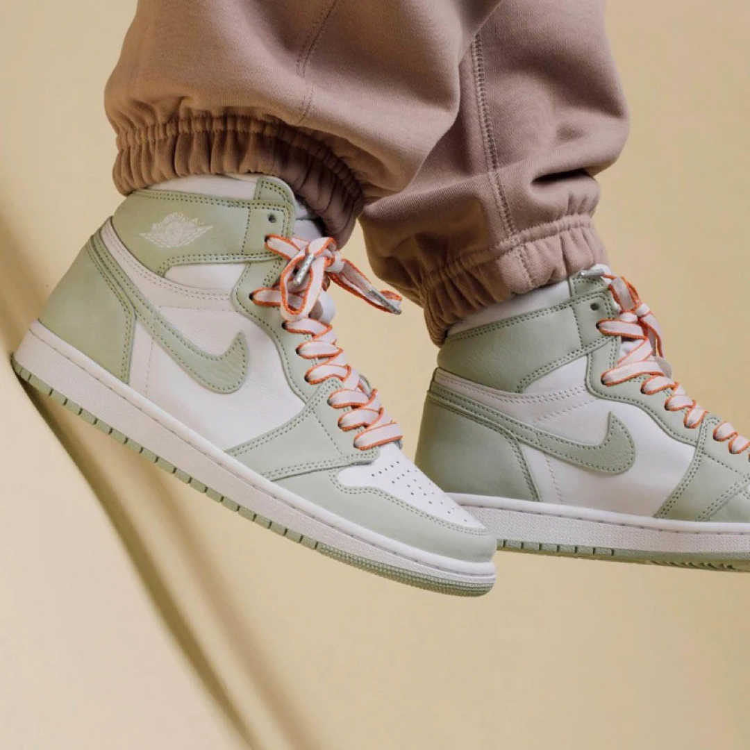 NIKE(ナイキ)の新品 NIKE WMNS AIR JORDAN 1 HI OG Seafoam メンズの靴/シューズ(スニーカー)の商品写真