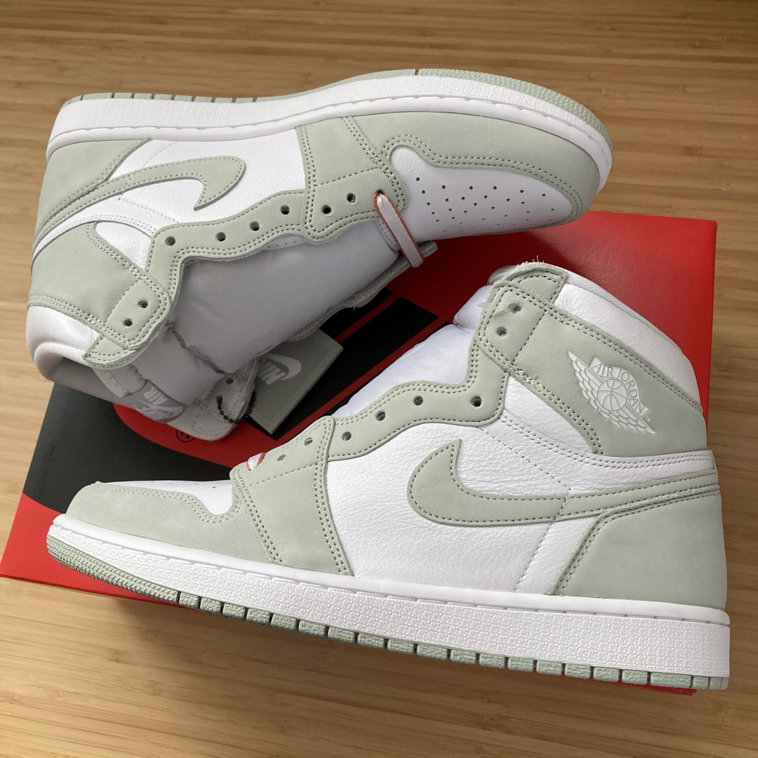 NIKE(ナイキ)の新品 NIKE WMNS AIR JORDAN 1 HI OG Seafoam メンズの靴/シューズ(スニーカー)の商品写真