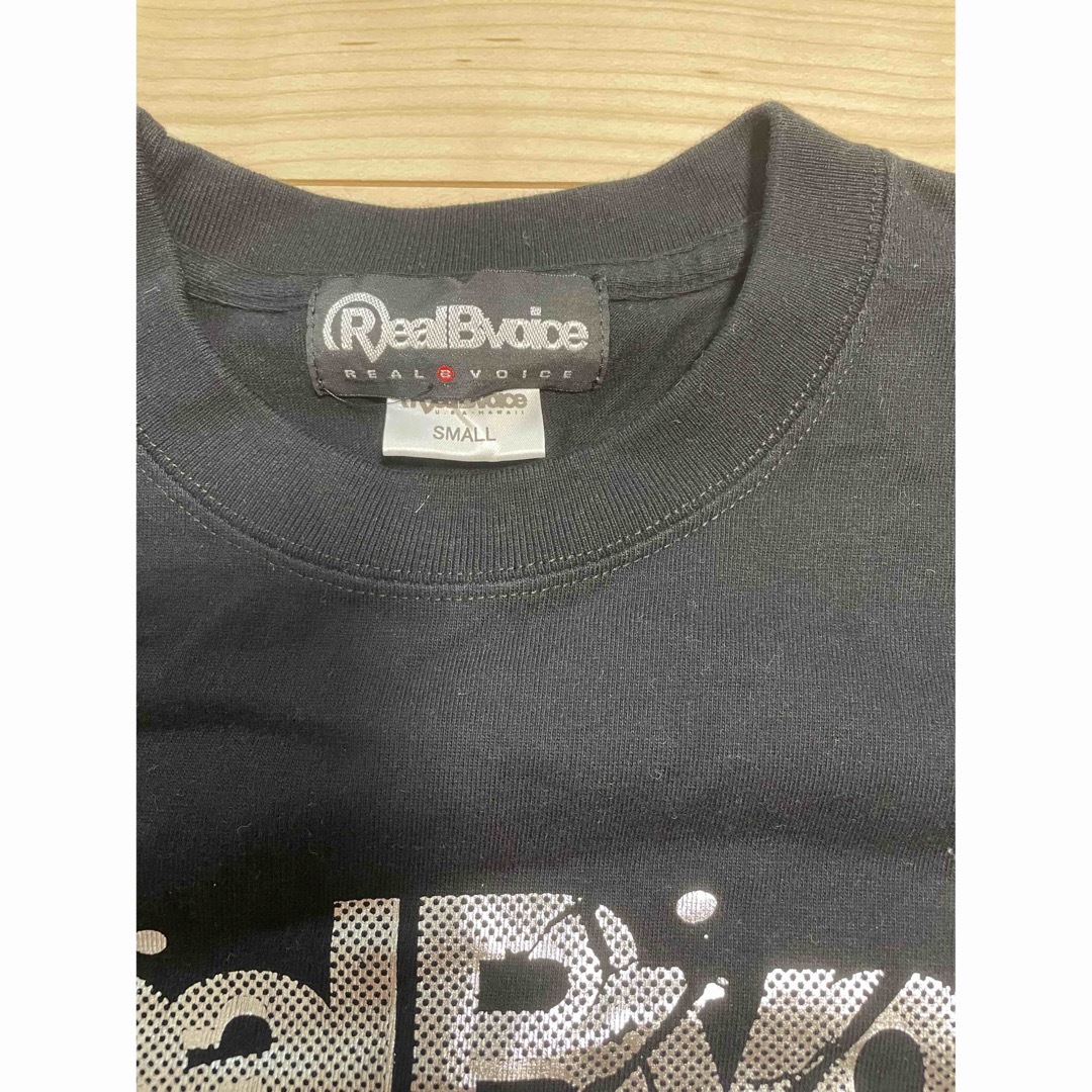 RealBvoice(リアルビーボイス)のリアルビーボイス　クルーネックt プリント　ロゴ　黒　ブラック メンズのトップス(Tシャツ/カットソー(半袖/袖なし))の商品写真